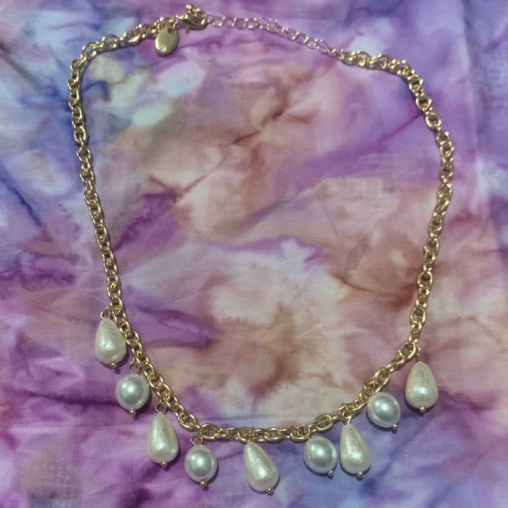 Elegant Gold and Pearl Necklace